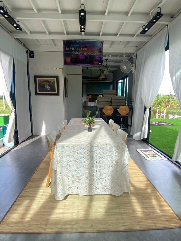 Table to Kitchen 1